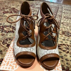 Gianni Bini Lace Wedges Size 7.5